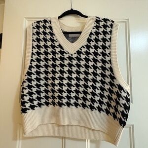 OAK + FORT Black and Cream Houndstooth V-Neck Sweater Vest